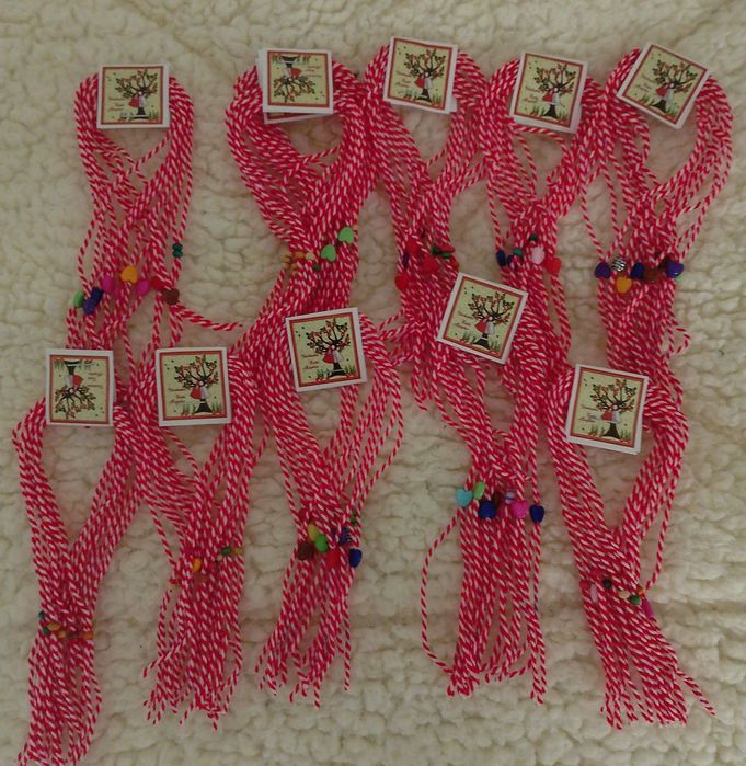 Евтини мартеници 20 стотинки за  10 броя в снопче.