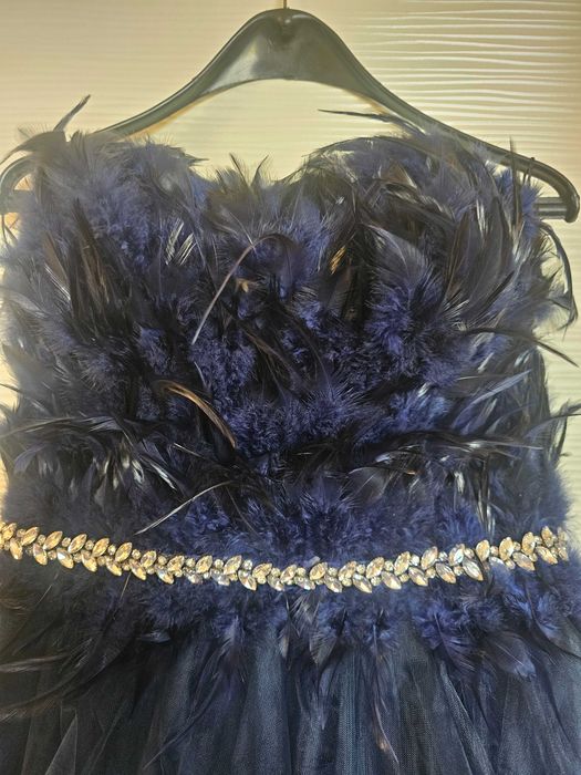 Продавам тъмносиня рокля с пера