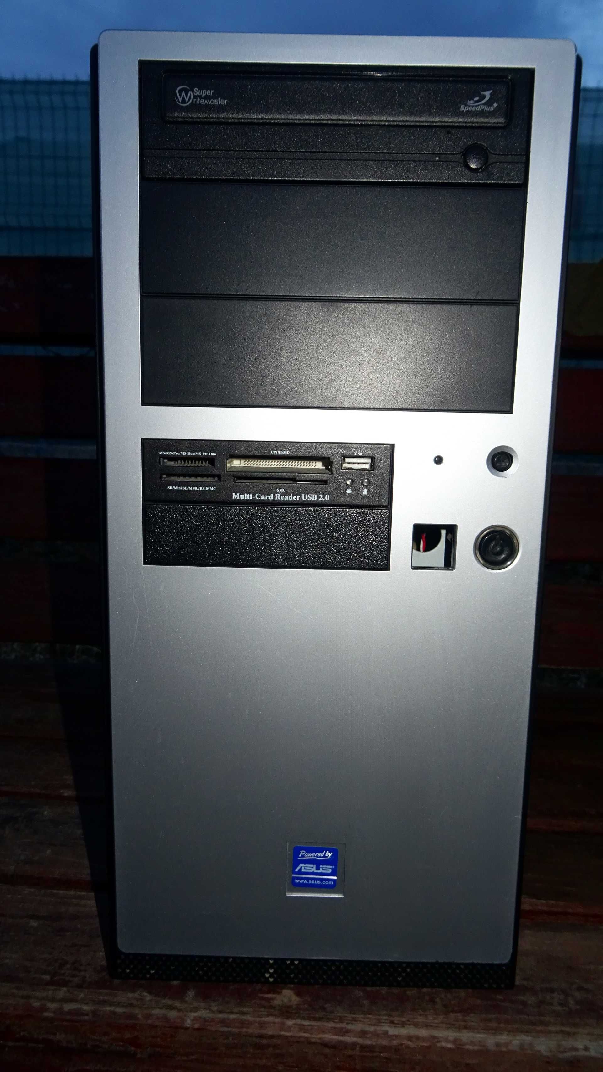 PC vintage, perfect funcţional cu Windows 11 instalat
