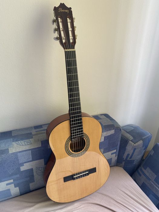 Vând chitară clasică, cu 6 corzi de nailon, de dimensiune mică în husă