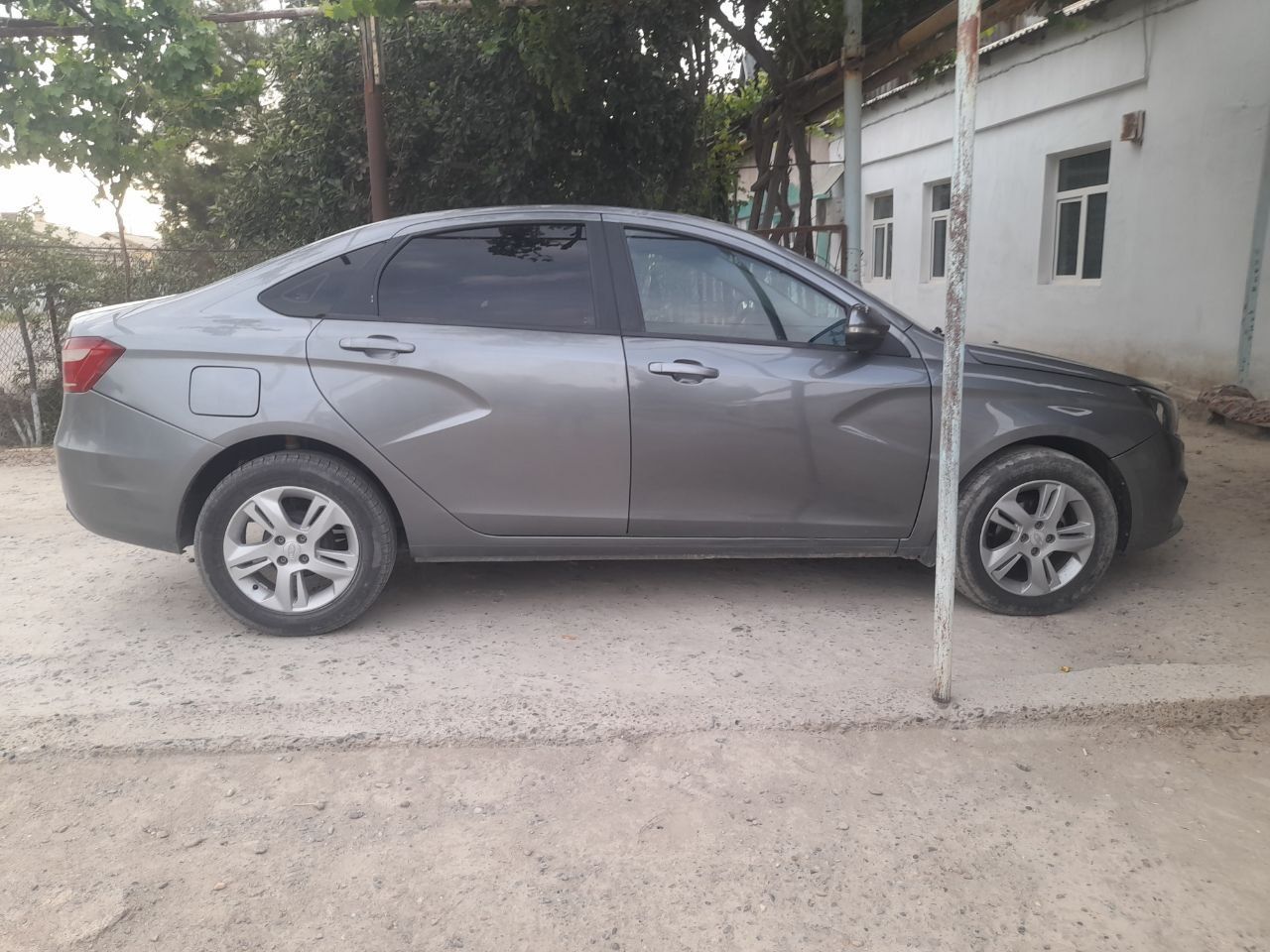 Lada Vesta moshini tez sotiladi. Narxi kelishiladi yana.