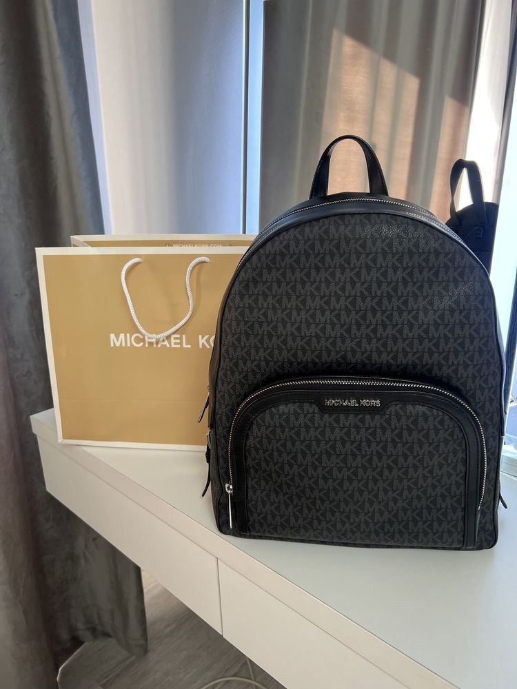 Пподам рюкзак  Michael kors
