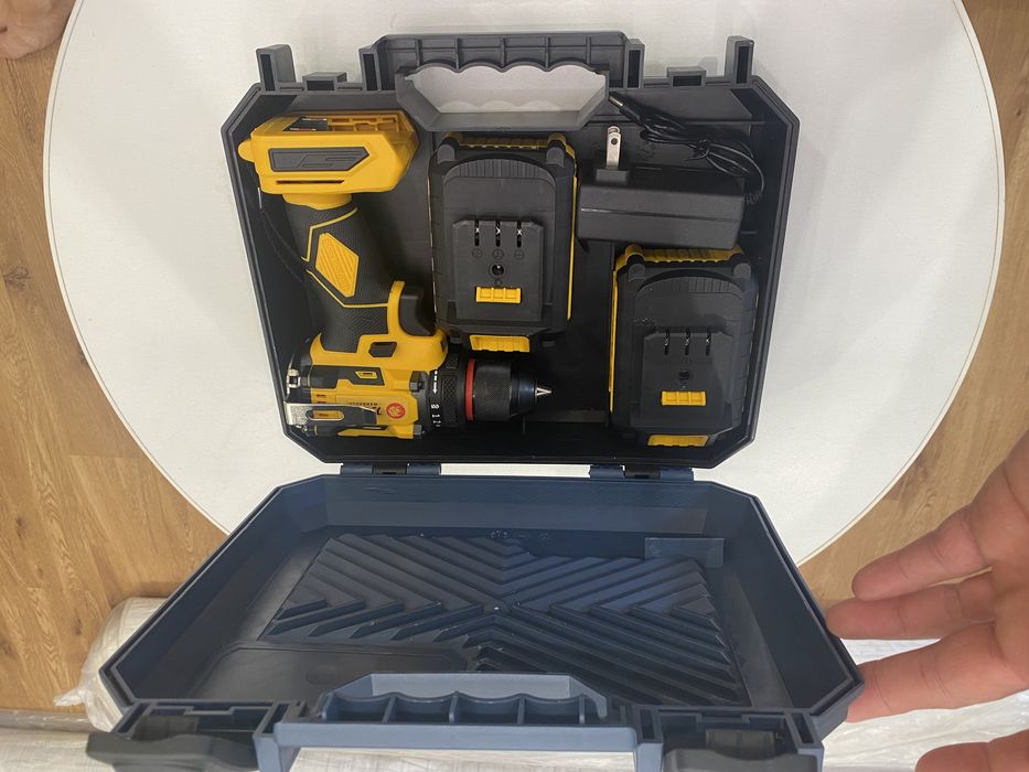 шруповерт новый, с двумя аккумуляторами, чехол прочный