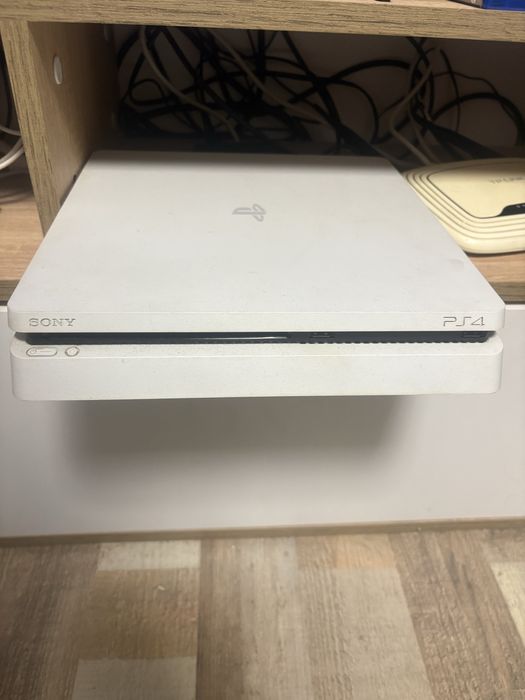 Плейстейшън 4  ,два джойстика и 6 игри