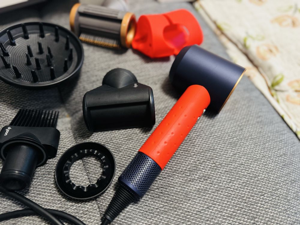 Dyson фен с насадками продам в подарок чехол и насадка с расчесткой.