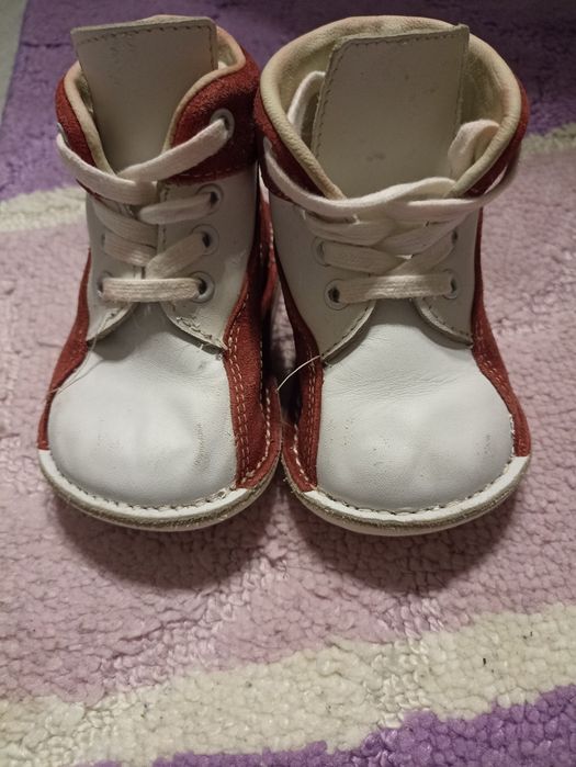 Vând ghetuțe și sandale pentru primi pași