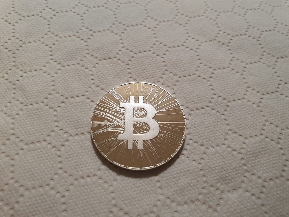 Moneda Bitcoin argintie
