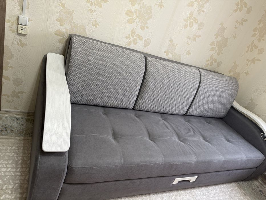 Продается двухспальный диван в идеальном состоянии размер 230 см