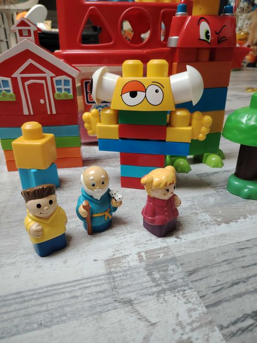 Cutie cuburi Mega Bloks cu figurine