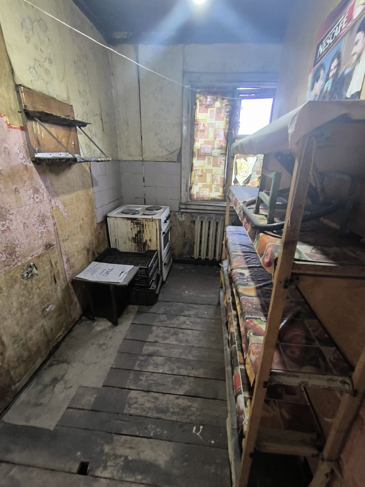 3 х. Комната квартиру пустая. В деревянном доме на втором этаже 50 м².