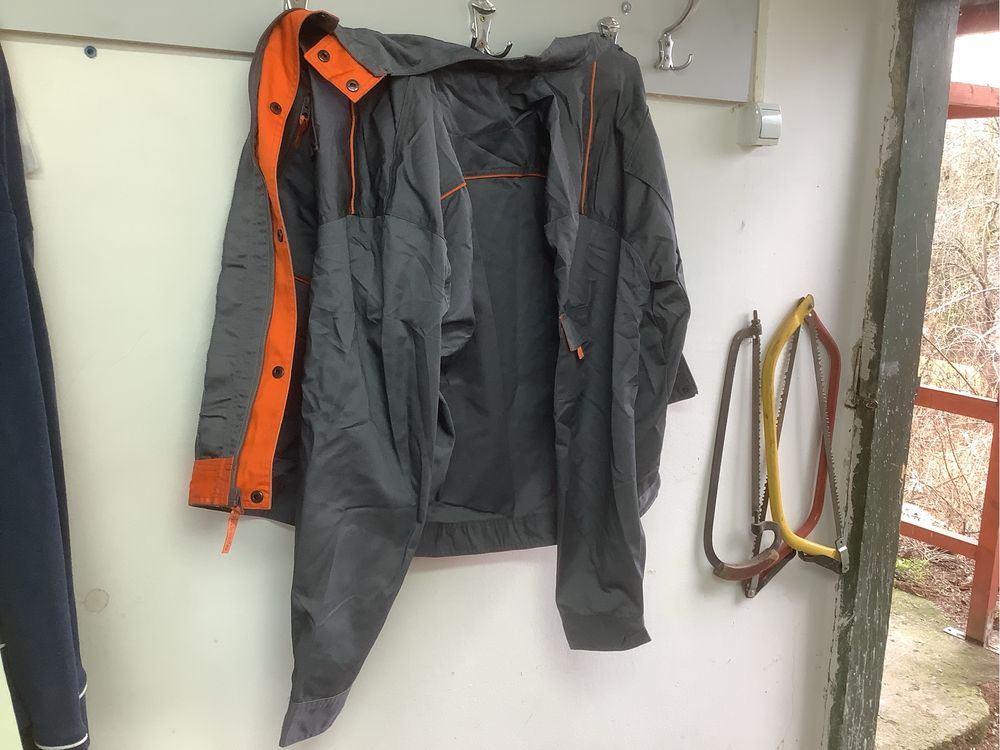 Pantaloni de salopeta si haină