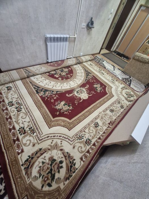 Ковёр для зала в хорошем состоянии