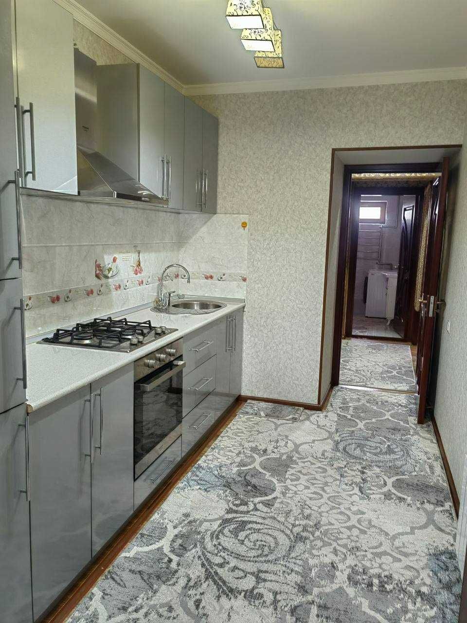 Продам 2-х комнатную с ремонтом 77 серия,кирпич.базар Кадышева