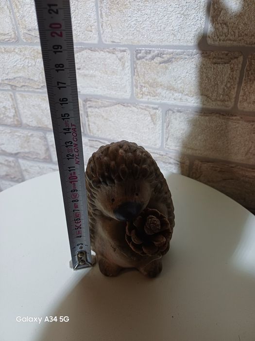 Статуетка на таралеж с шишарка