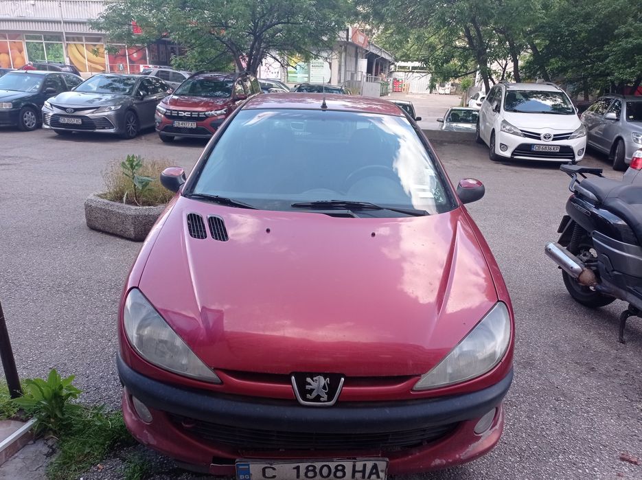 Продавам Пежо 206i,1,6,benzin, 3 врати, цвят бордо, в движение, платен
