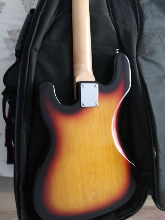 Vând chitară bass si boxa ptr chitarâ