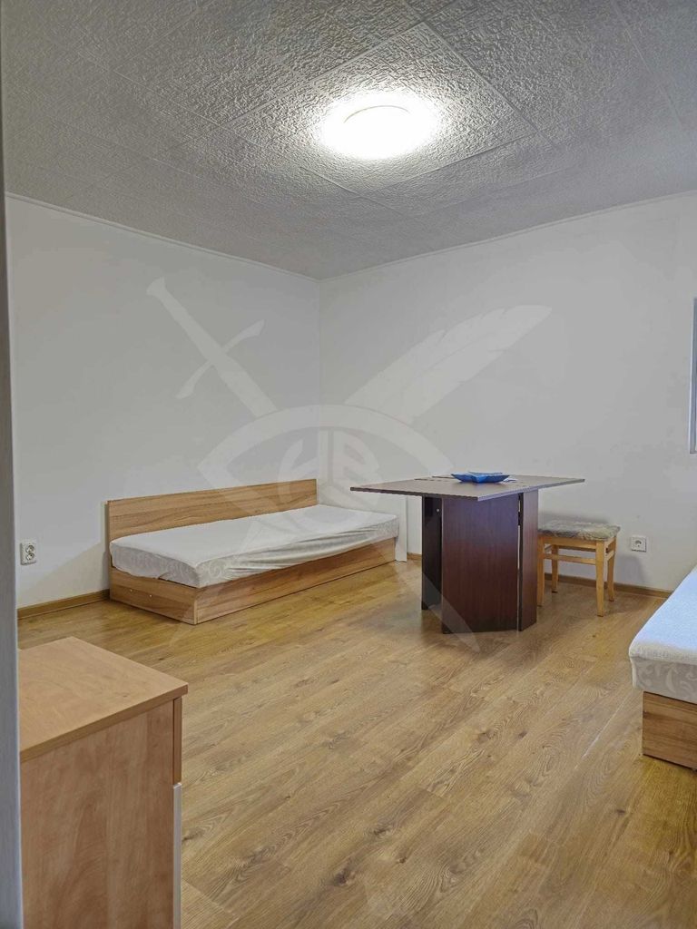 Дава се под наем Едностаен апартамент в Варна, Червен площад - 30 кв.м за 225 € - Снимка #1