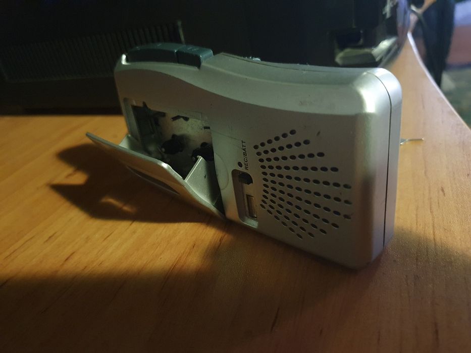 Аналогов диктофон с малка касета