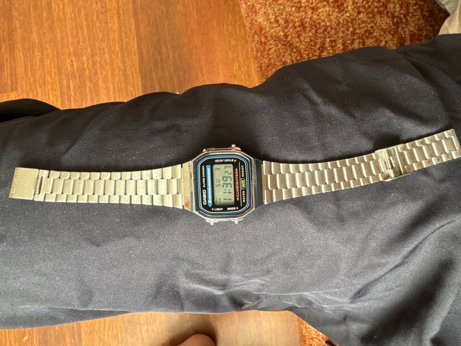Casio часы оригинал есть гаранития,книжка есть, нержевейуший метал