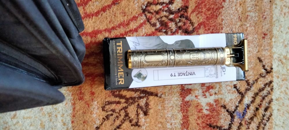 De vinzare aparat de tuns nou culoare aurie încărcare usb periuță