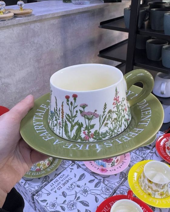 Чашки с блюдцами обычно изготавливаются фарфора.