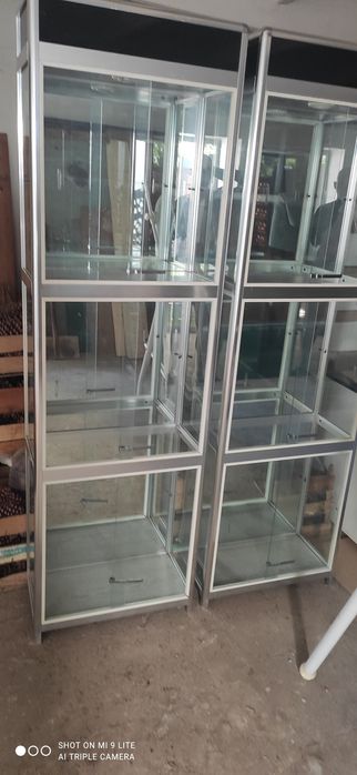 Стъклени витрини с алуминиева конструкция
