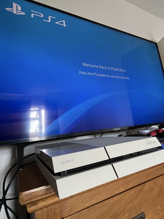 Playstation 4 със слушалки