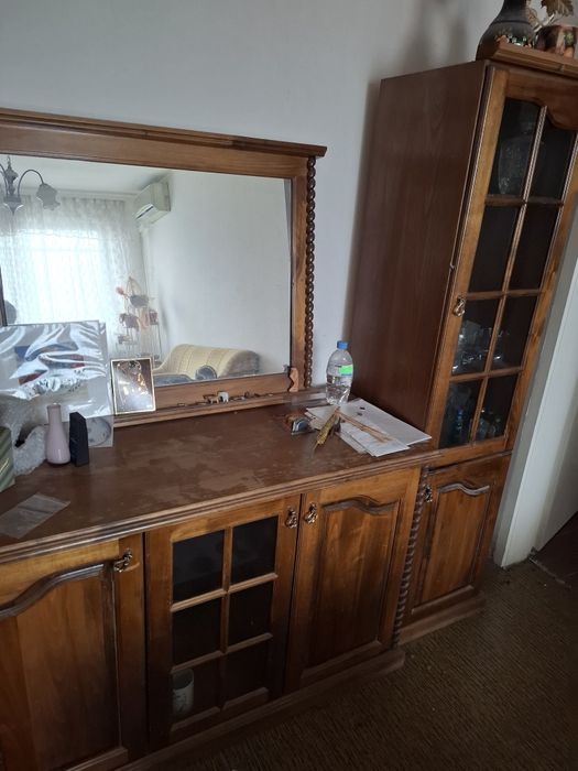 Продавам скрин с 2 витрини