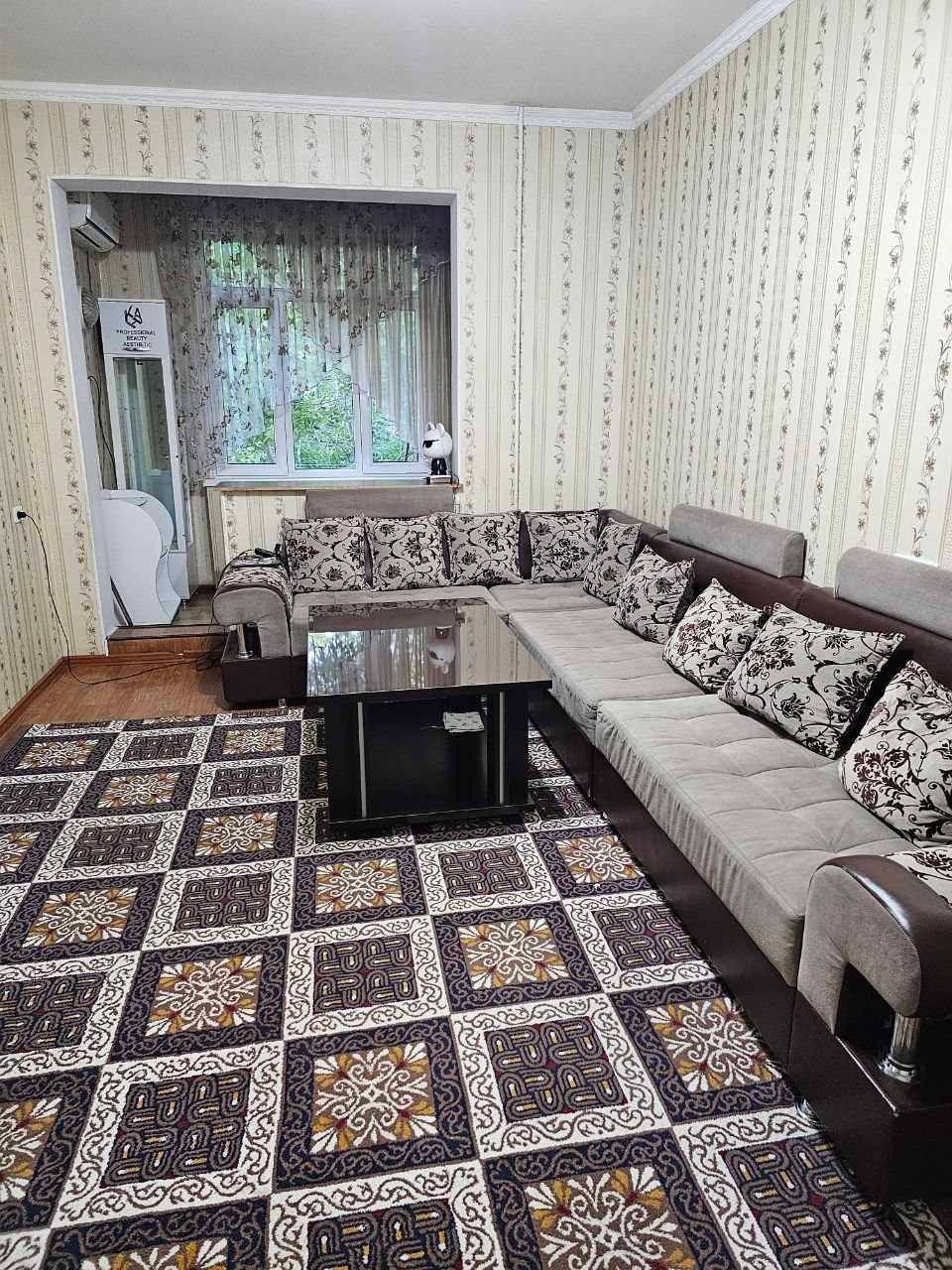 Продаётся в М.Улугбекском р-не ЯЛАНГАЧ 2_3_4 БАЛКОН 1.5Х3 48м2