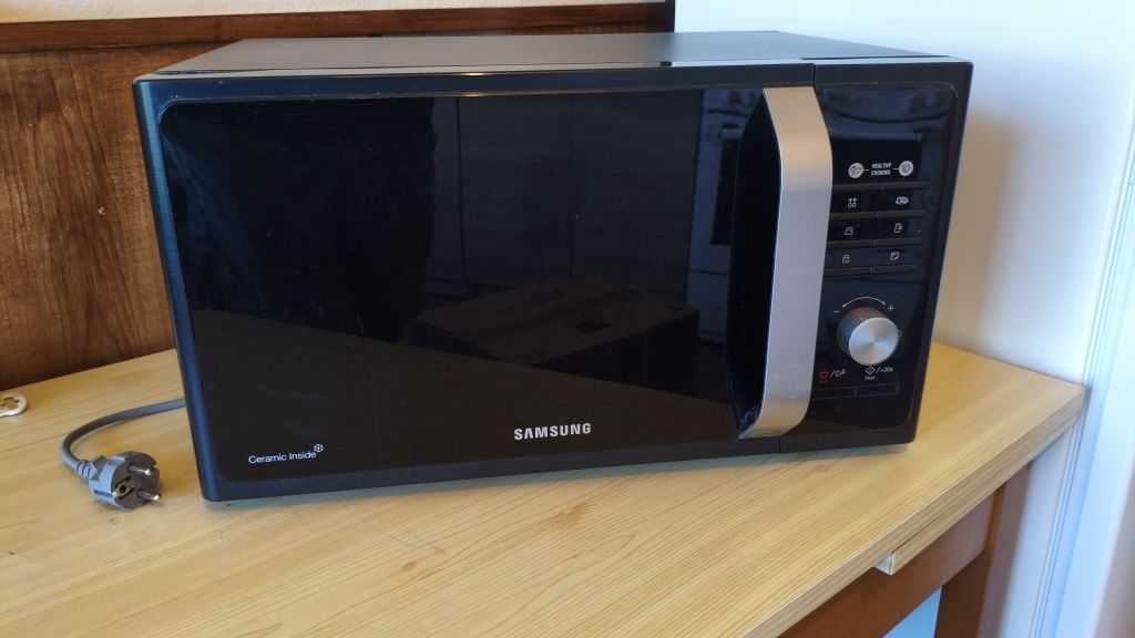 Микровълнова фурна Samsung MS23F301TAK

Капацитет, L - 23
Електронно у