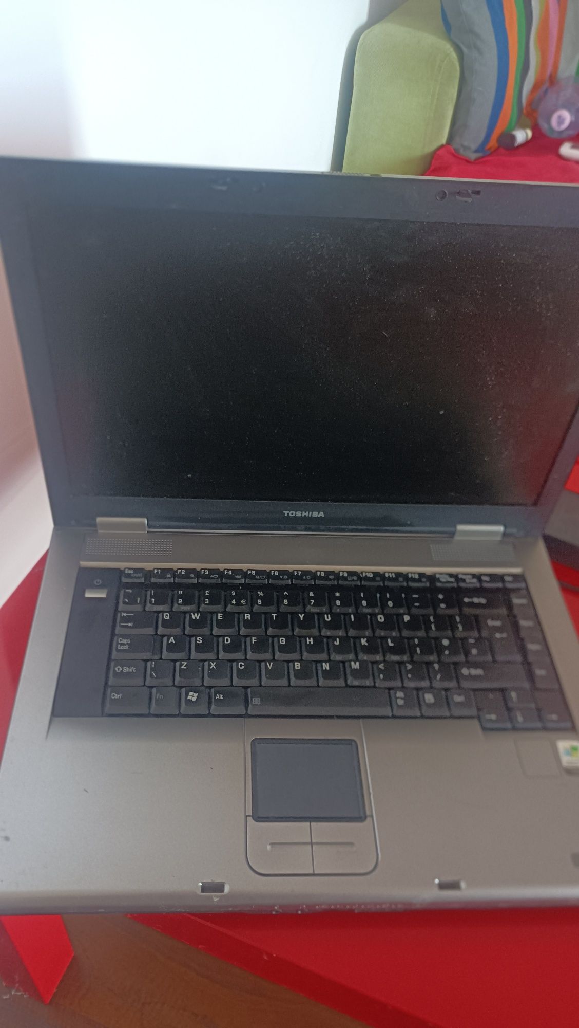 Procesor: Intel Core Duo T2050 - 1.6GHz (x2), 533MHz FSB, 2MB L2 Cache