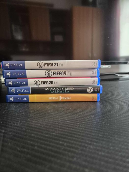 Ps4 de vanzare cu 2 manete si 5 jocuri