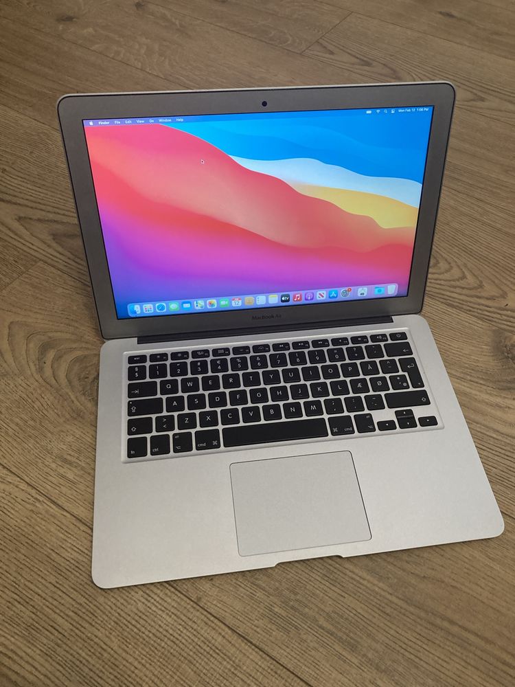 Laptop MacBook Air Early 2015 ; SSD