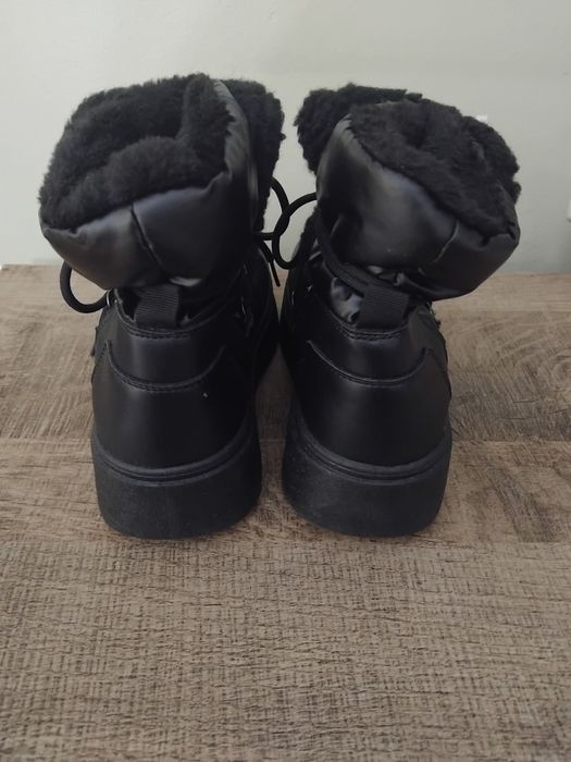 UGG бети с велурена агнешка кожа и модели от ZARA