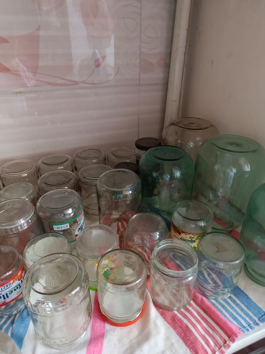 Продаются стеклянные банки.