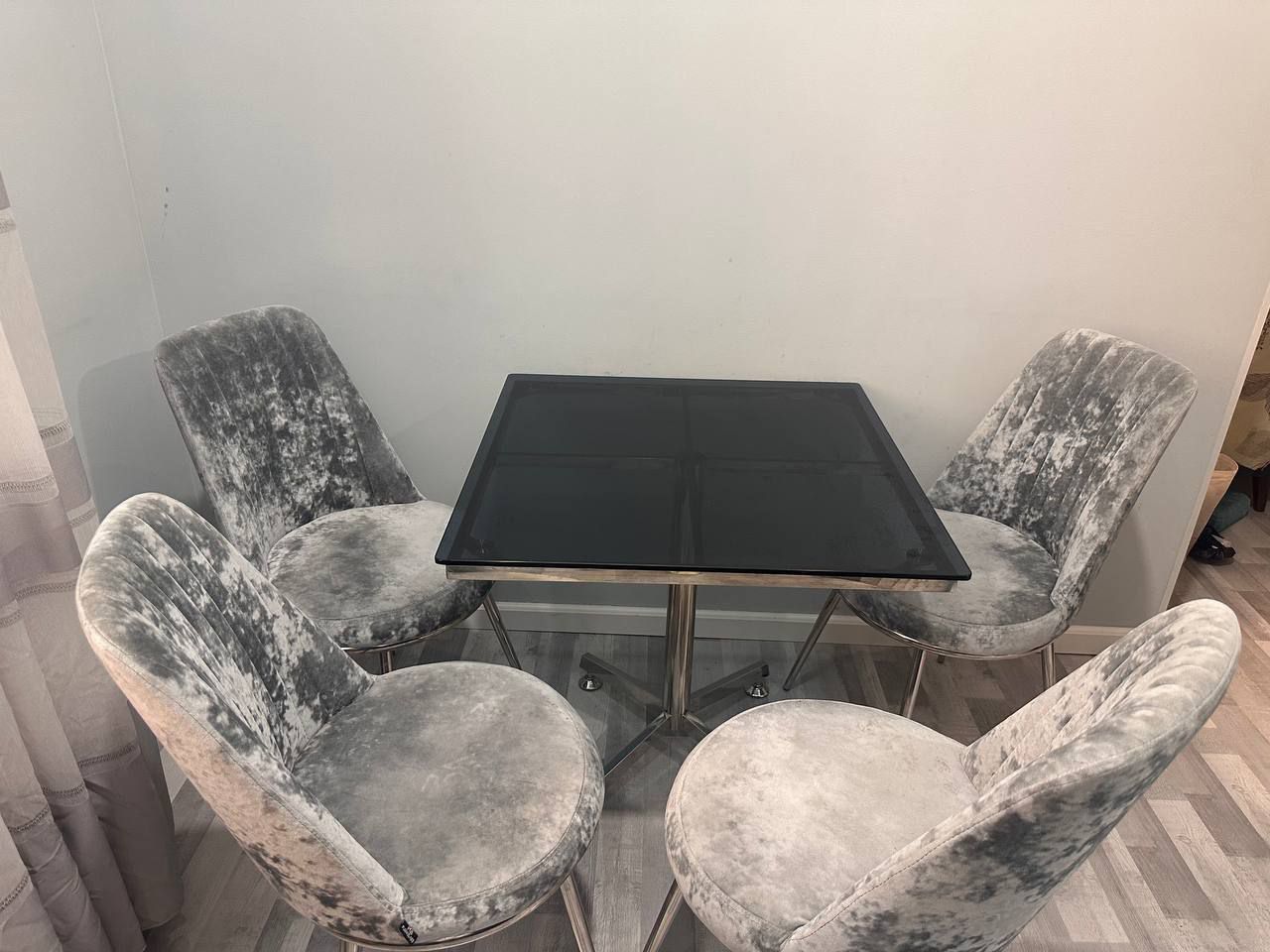 Срочно продам стол и 4 стула