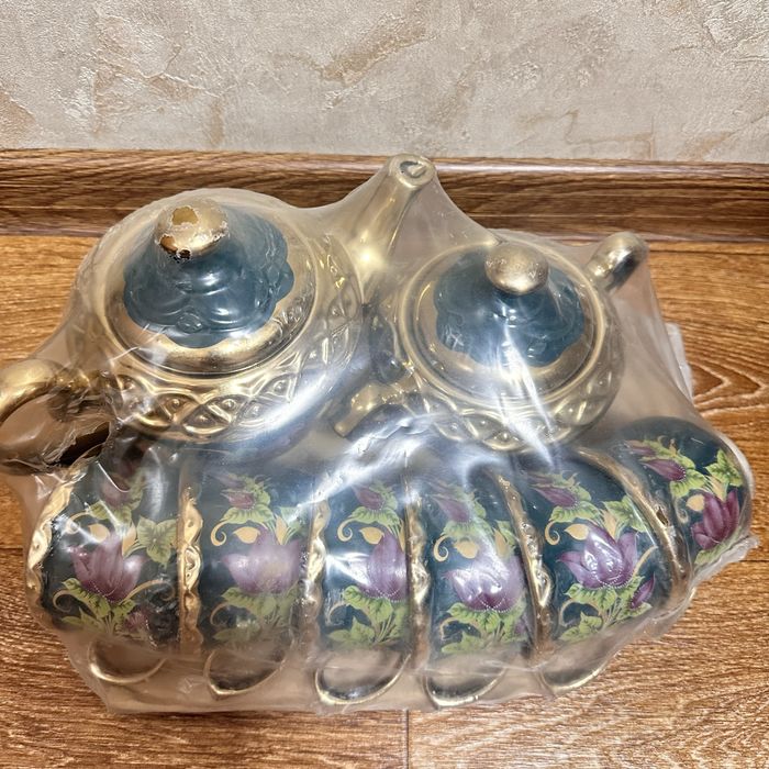 Продам новый набор чашек с 2мя чайниками