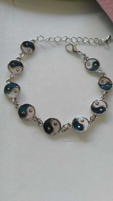 Елегантна, нова, сребърна гривна в кутия