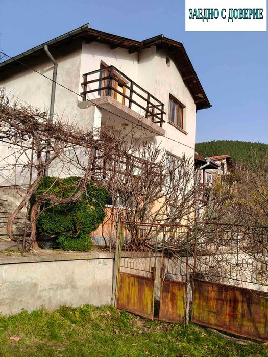 Уникална триетажна къща в гр,СВОГЕ, сред  живописното Искърско Дефиле