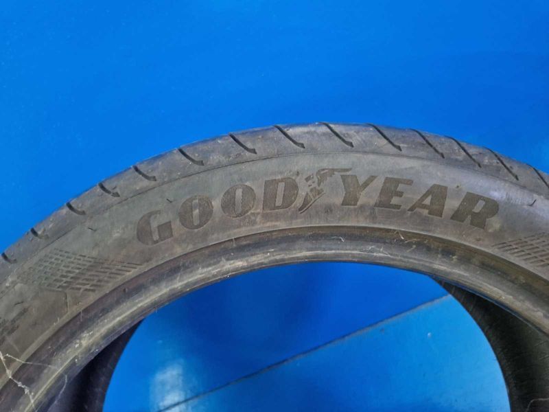 1х Goodyear R19 235/45
лятна гума DOT0922