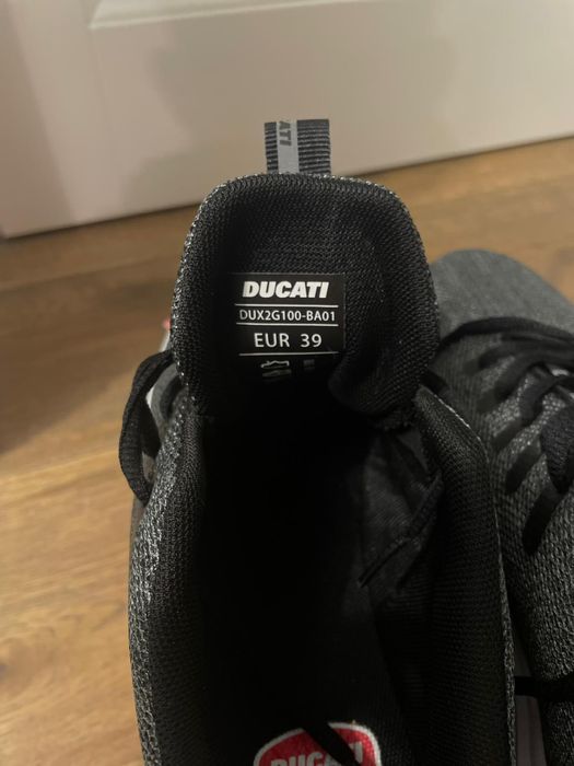 Pereche de papuci noi de la Ducati