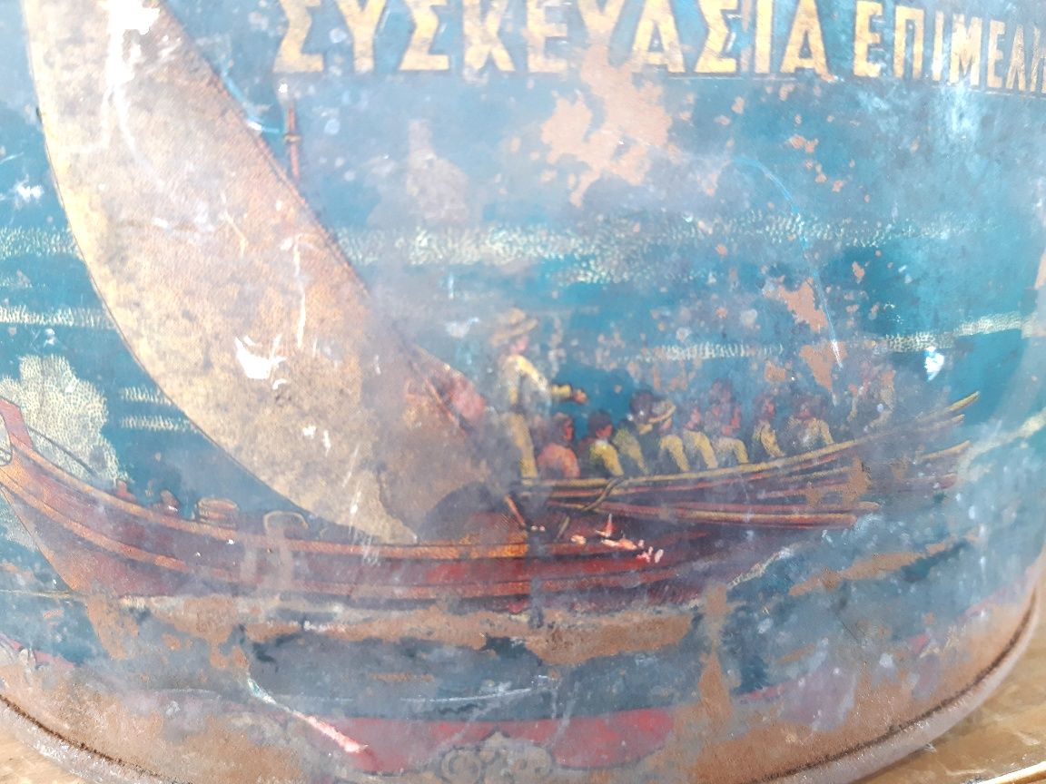 Стара метална гръцка голяма кутия