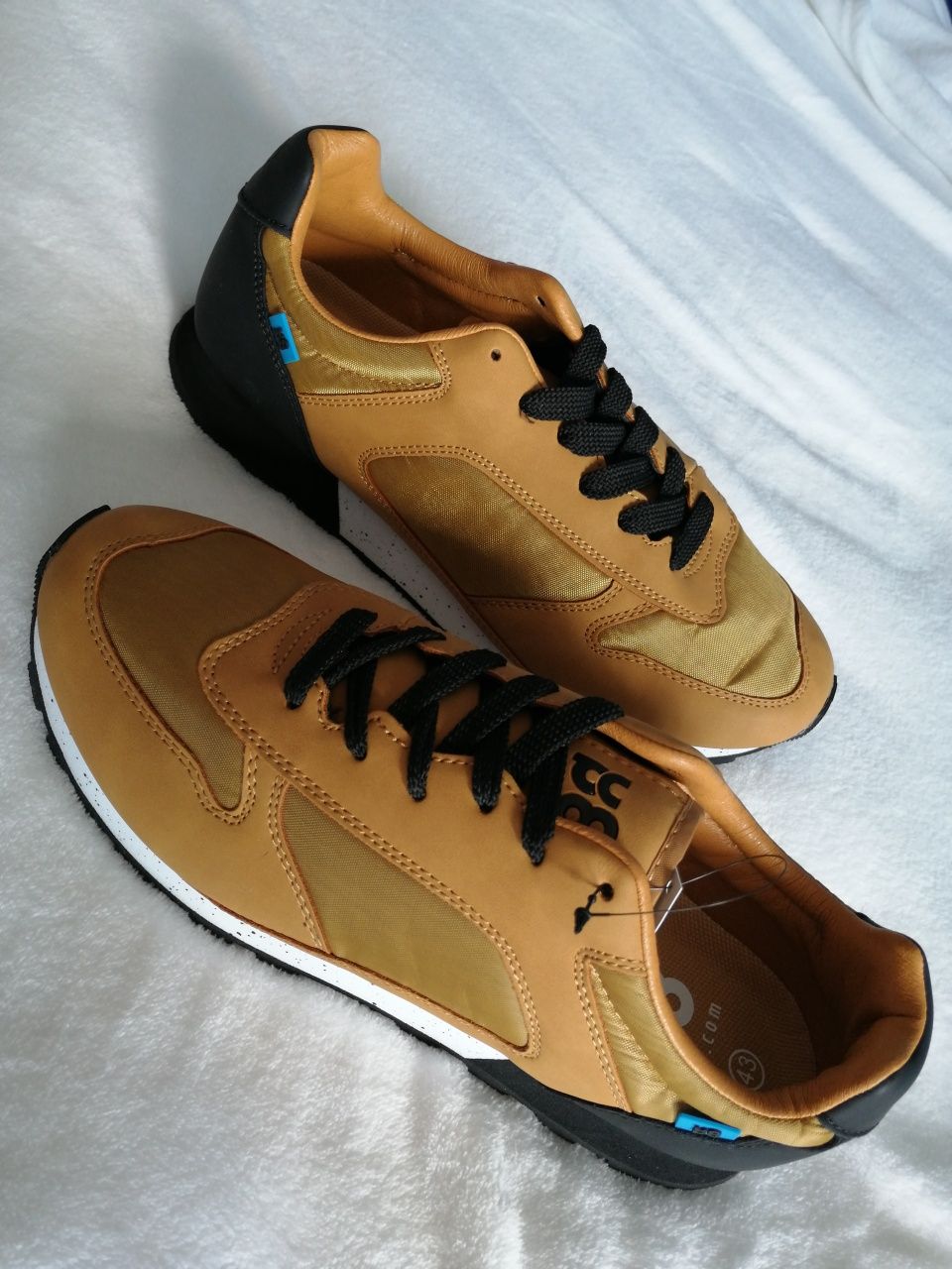 Vând adidas 42, culoare gold