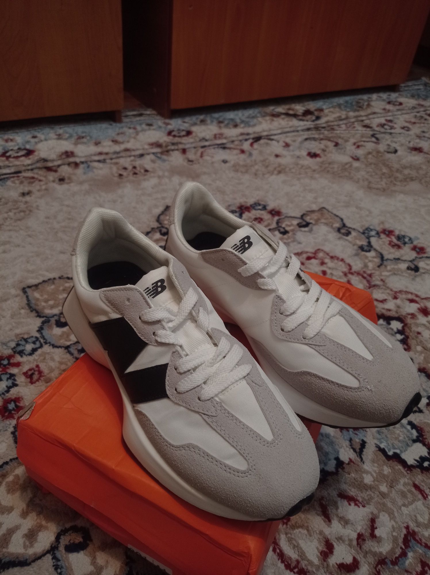 Белый красовка new balance 327