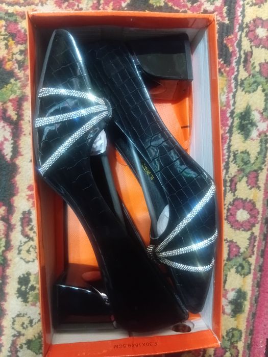 Великан туфли янги