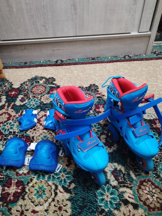 ПРОДАЮ куртку 10-11 и ролики