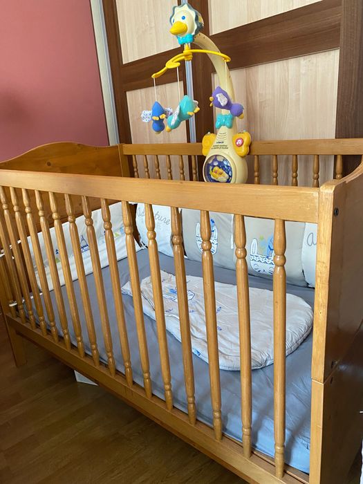 Pătuț din lemn masiv 130/70 cm + saltea+ carusel