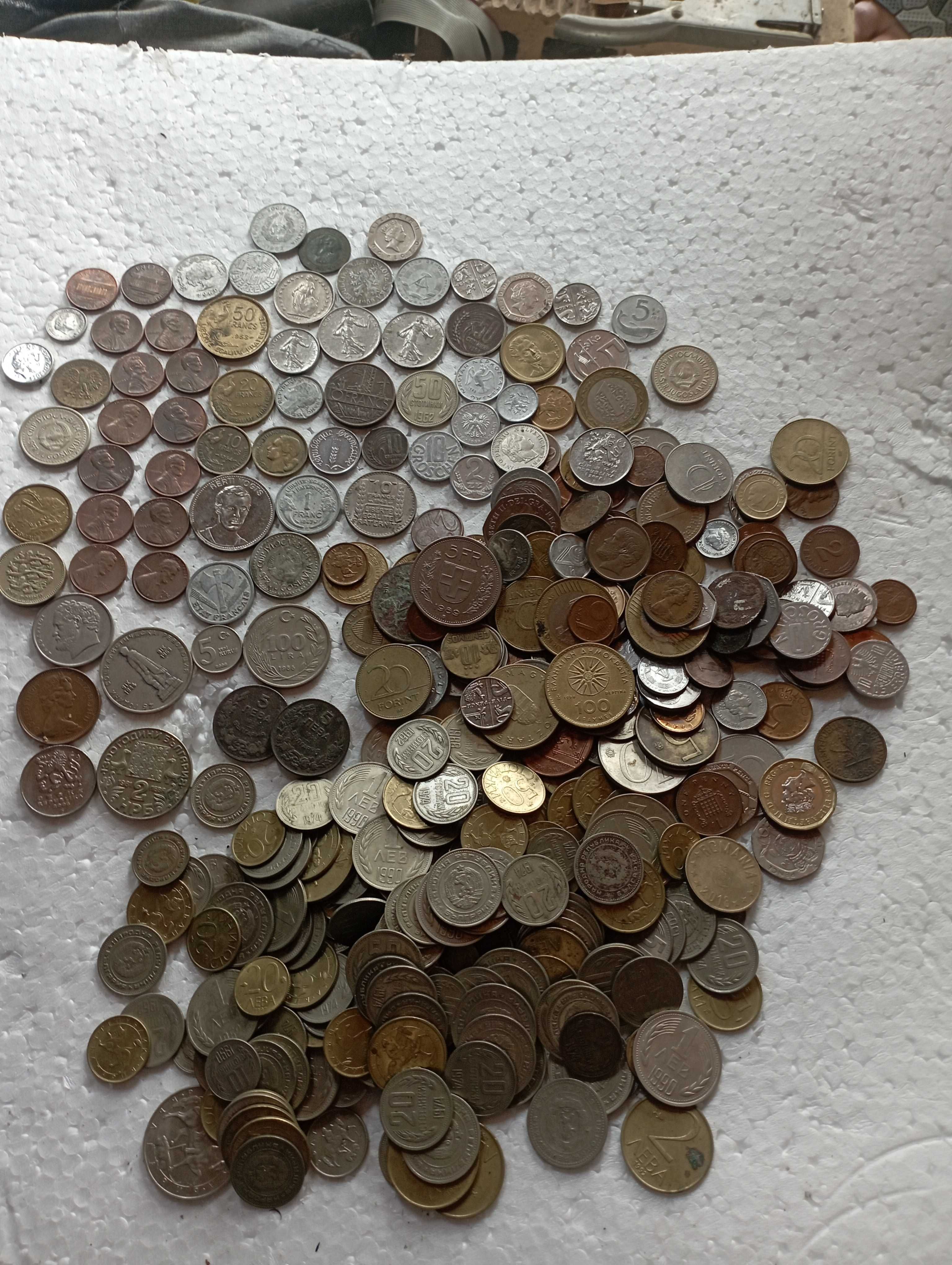 Продават се стари монети, от различни години. Имам български и др.