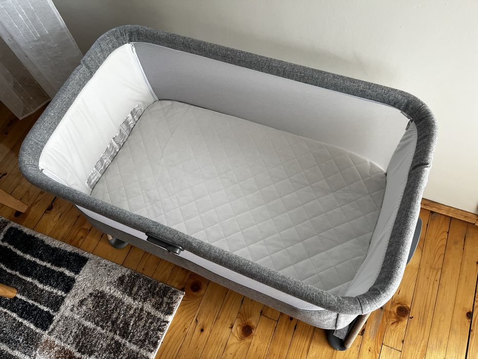 Lua Bedside Crib легло next to me