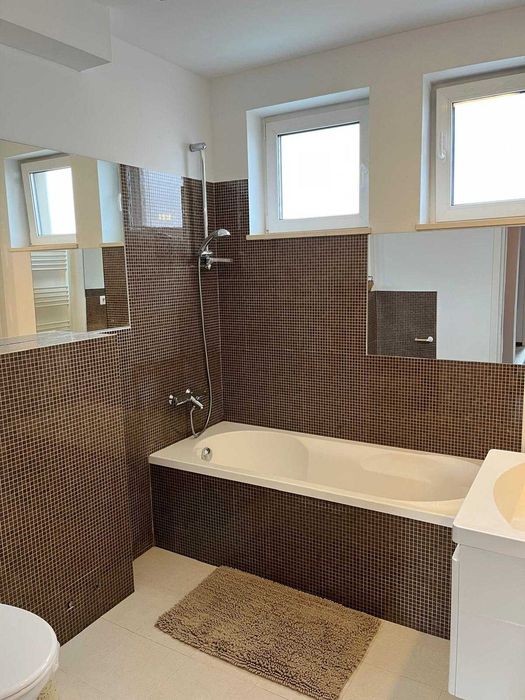 Închirez casă cu 3 dormitoare, 2 livinguri și 3 băi, curte și parcare.